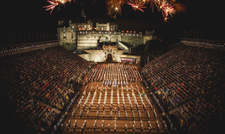 Địa điểm tổ chức Edinburgh Quân đội Hoàng gia Tattoo vào năm 2024 sẽ là công viên cổng trời. Hãy đến và chiêm ngưỡng những tuyệt tác nghệ thuật tuyệt đẹp, được thực hiện bởi Quân đội Hoàng gia của Anh Quốc cùng các nghệ sĩ hàng đầu trong lĩnh vực âm nhạc và múa. Đừng bỏ lỡ cơ hội này để trải nghiệm những giây phút kỳ diệu!