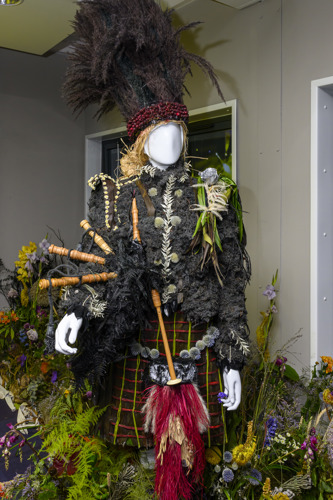 Floral piper mannequin by Fleurs De Villes in the Royal Gallery at the Edinburgh Tattoo in 2023