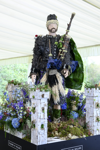 A floral tribute to Edinburgh Tattoo iconic Lone Piper at Fleurs De Villes VOYAGE exhibition 2023